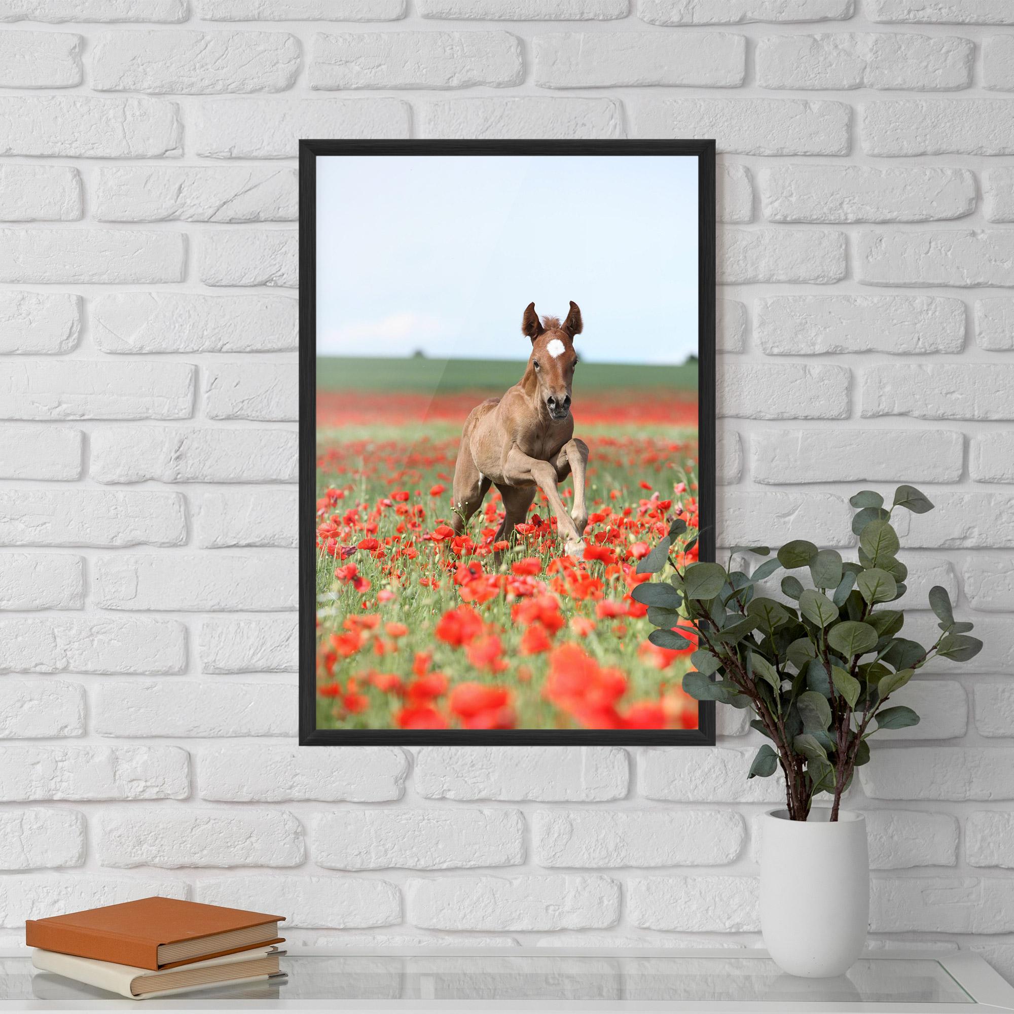 Gerahmte Poster Red Flowers Horse mockup 5