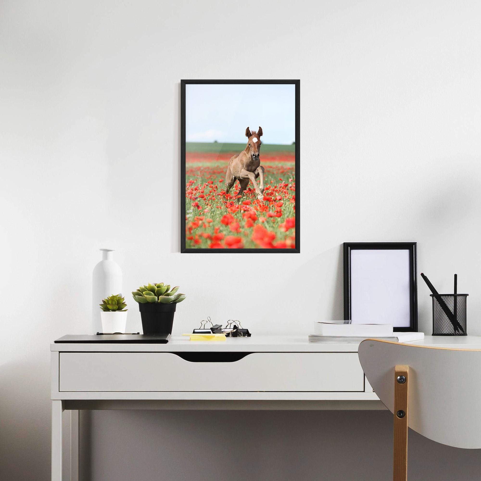 Gerahmte Poster Red Flowers Horse mockup 7