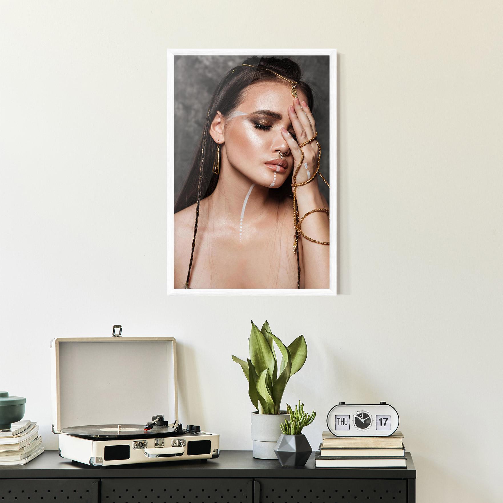 Gerahmte Poster Gold Hand Accessory mockup 2