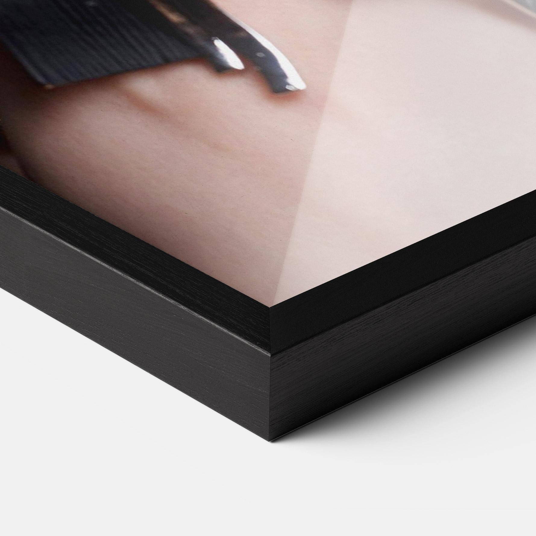 Gerahmte Poster Big Chain Woman mockup 3