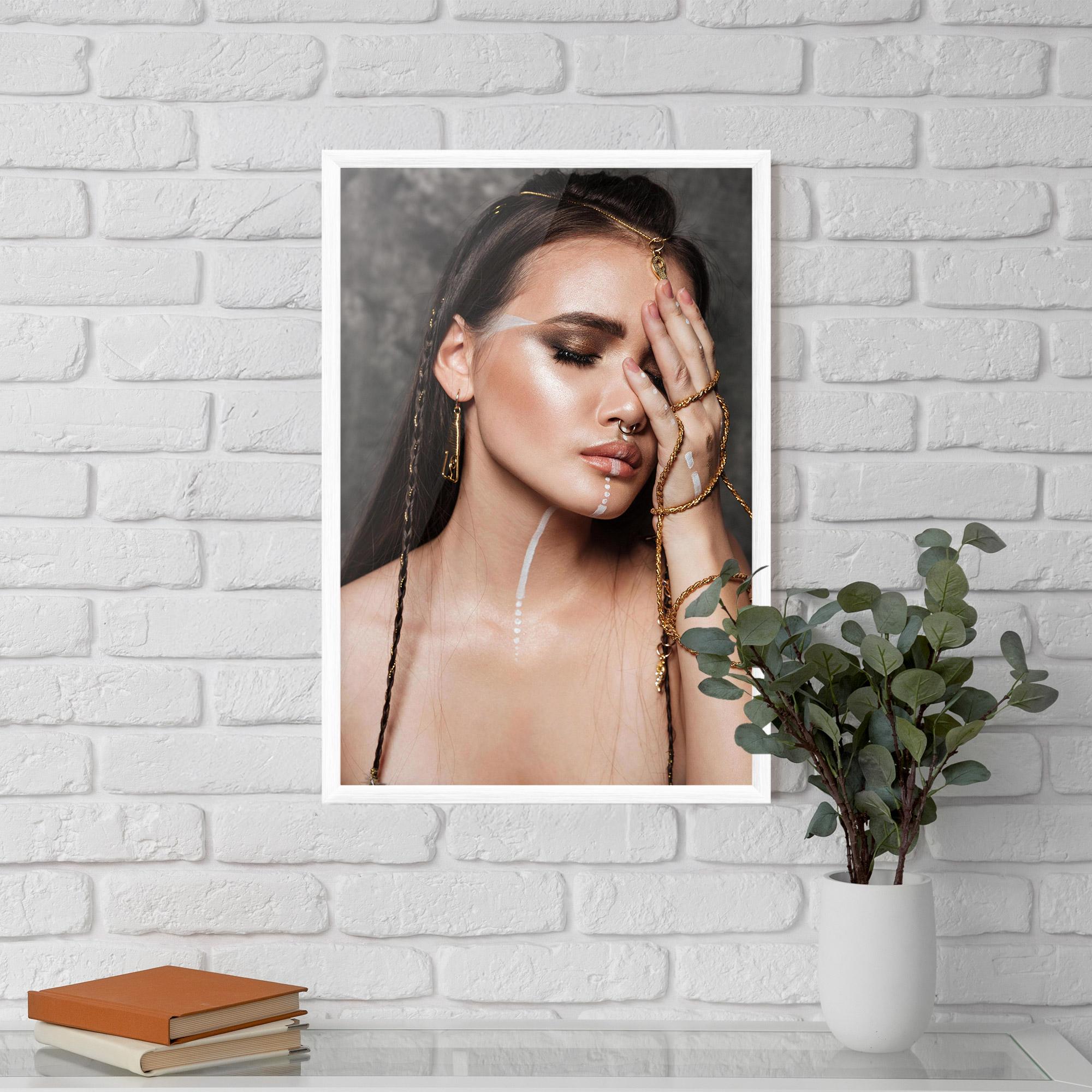 Gerahmte Poster Gold Hand Accessory mockup 5