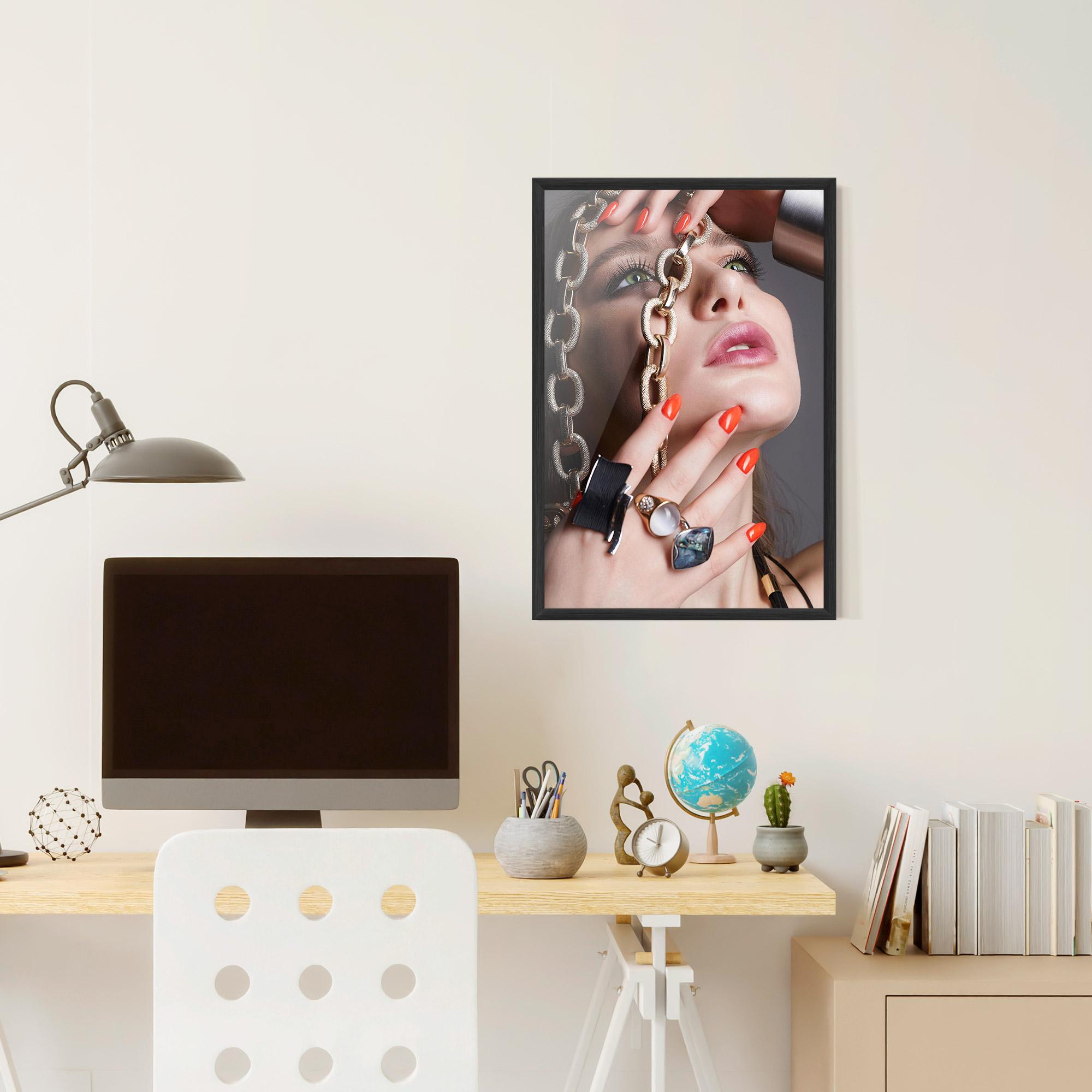 Gerahmte Poster Big Chain Woman mockup 6