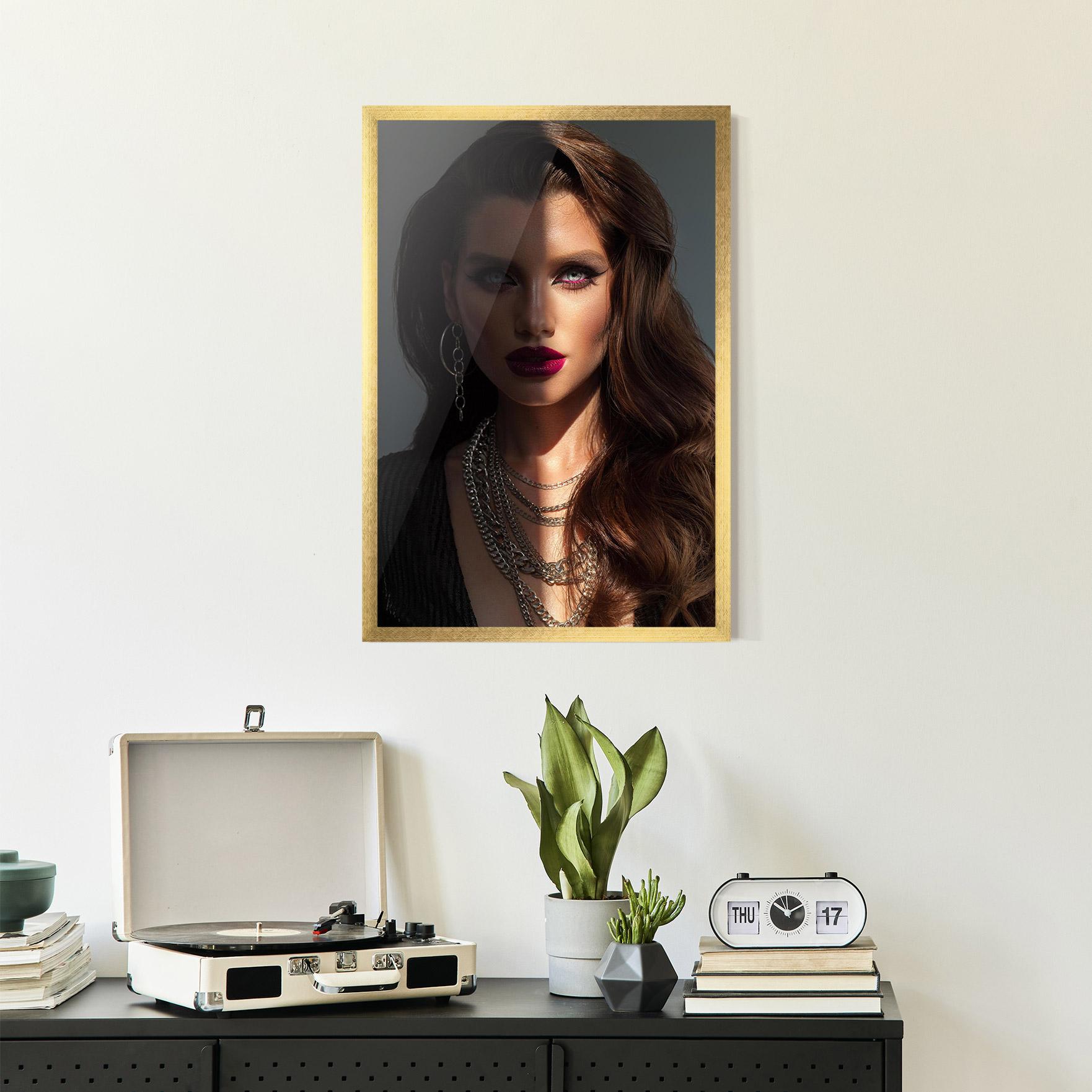 Gerahmte Poster Model Makeup mockup 2