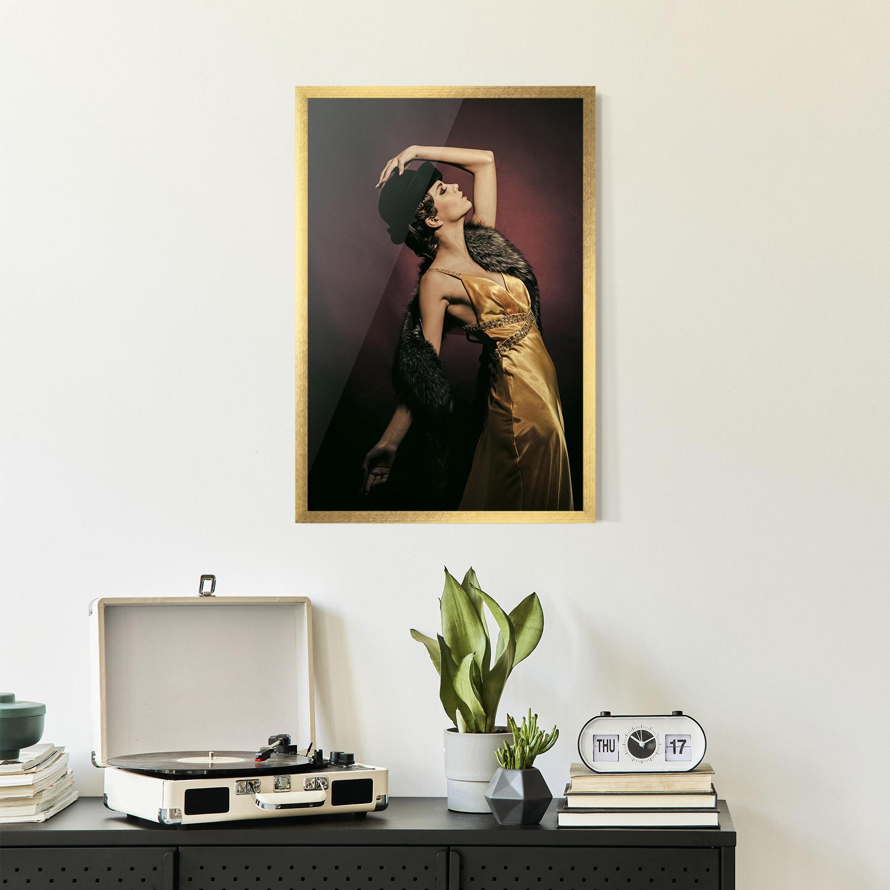 Gerahmte Poster Dancing Vintage Clothes mockup 2