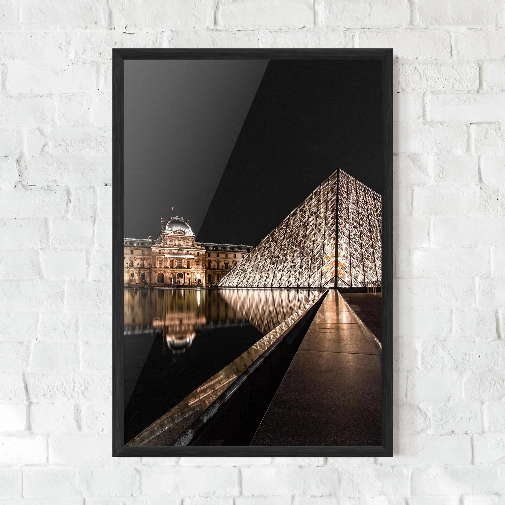 Gerahmte Poster Louvre Night mockup 0